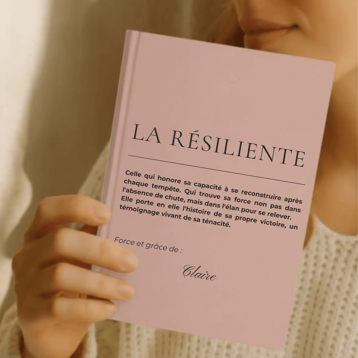 femme tenant. lecahier resiliente dans es mains