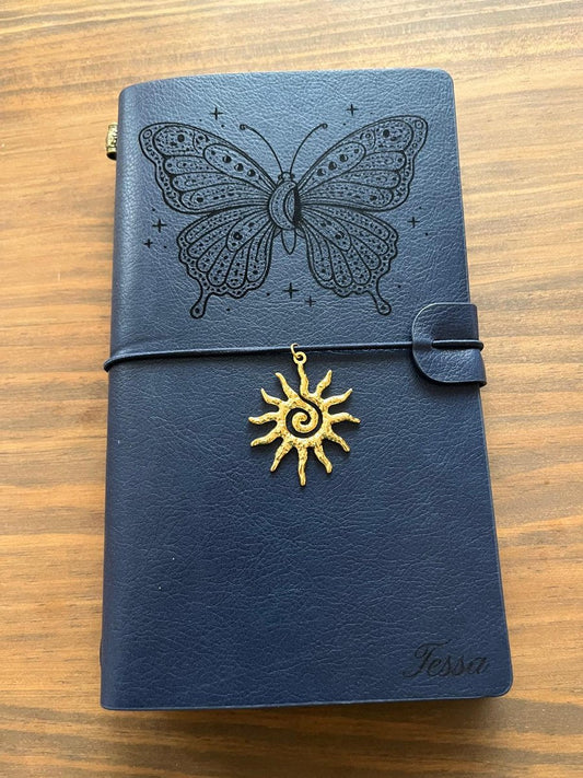 Carnet en cuir bleu nuit gravé d'un papillon et d'un prénom, idée cadeau de Noël personnalisé