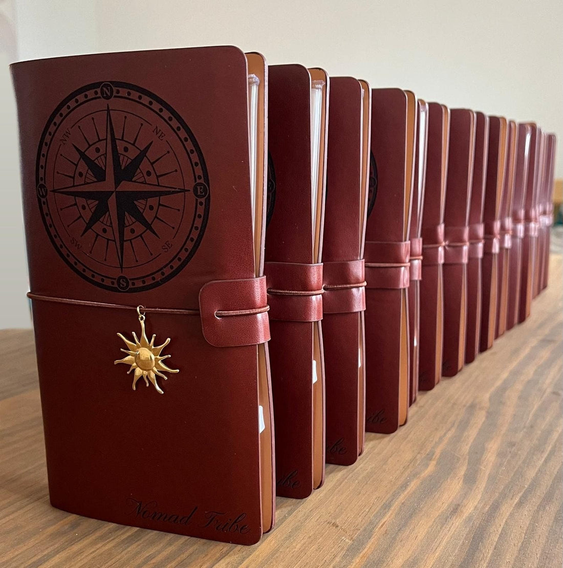 Carnet en cuir vegan bordeaux gravé d'une rose des vents et du nom Nomad Tribe, cadeau d'équipe