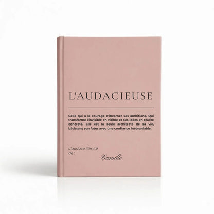 cahier de developpement personnel audacieuse presente sur fond blanc