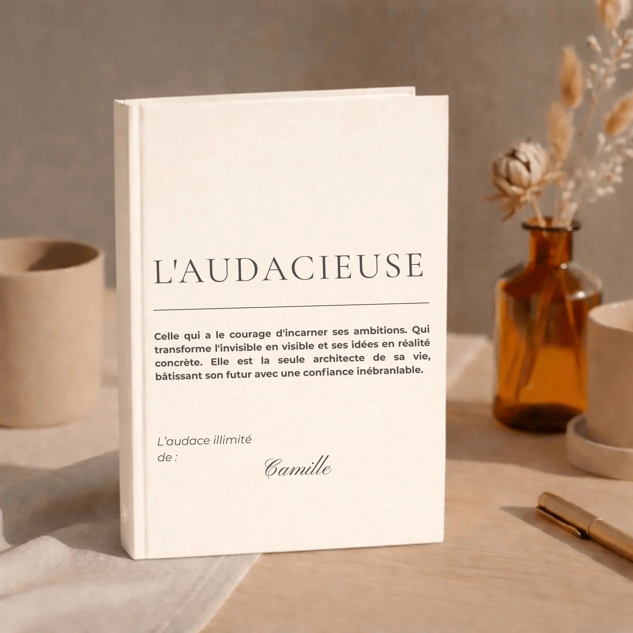 carnet personnalisé audacieuse pour femme presente sur un bureau debout