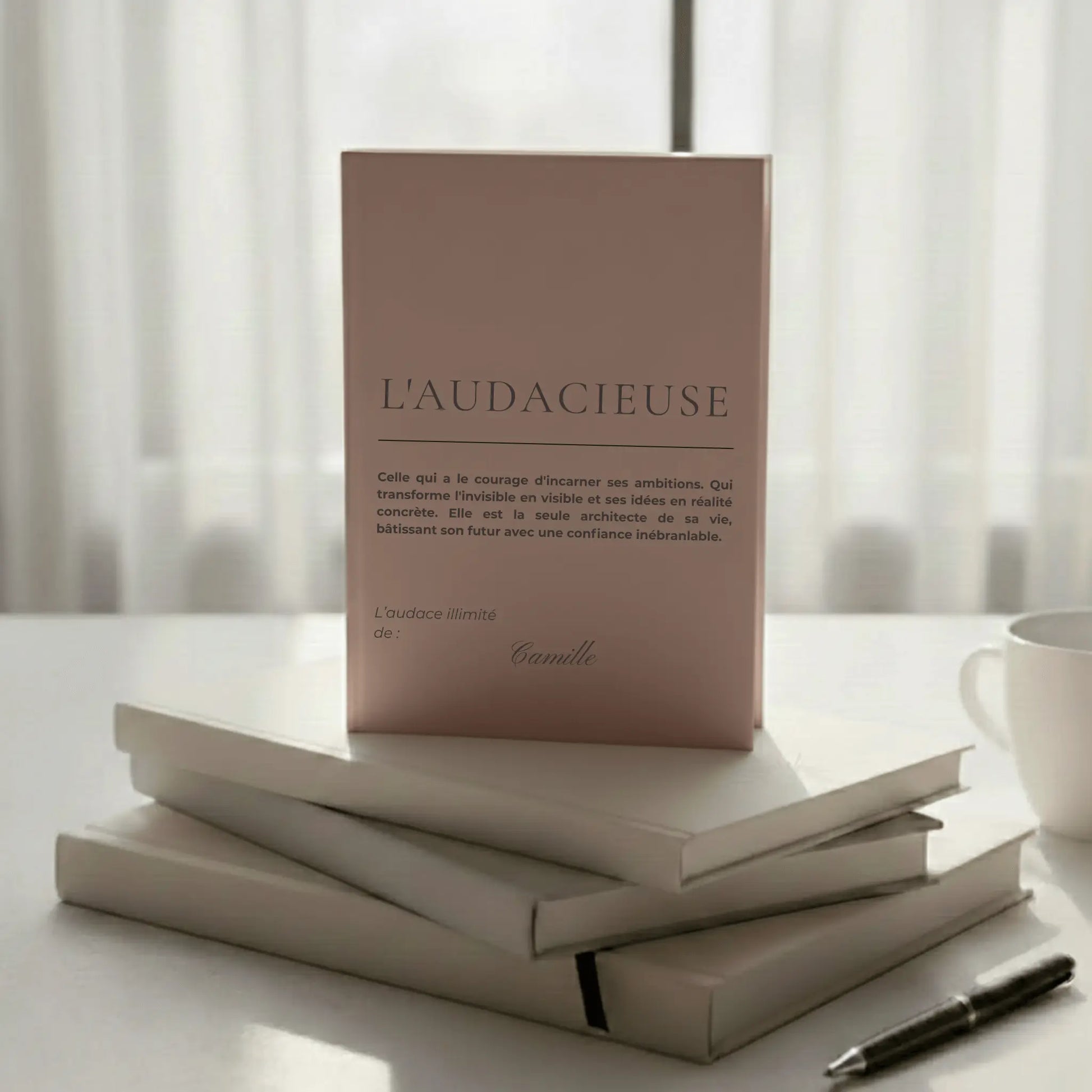 carnet personnalisé audacieuse presente debout sur un bureau