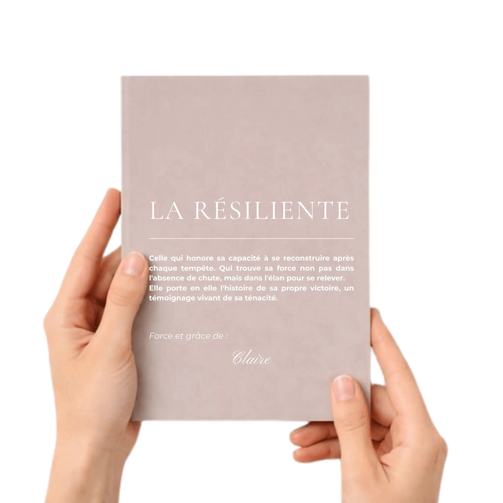 femme ayant dans ses mains le chaier personnalise pour femme la resiliente