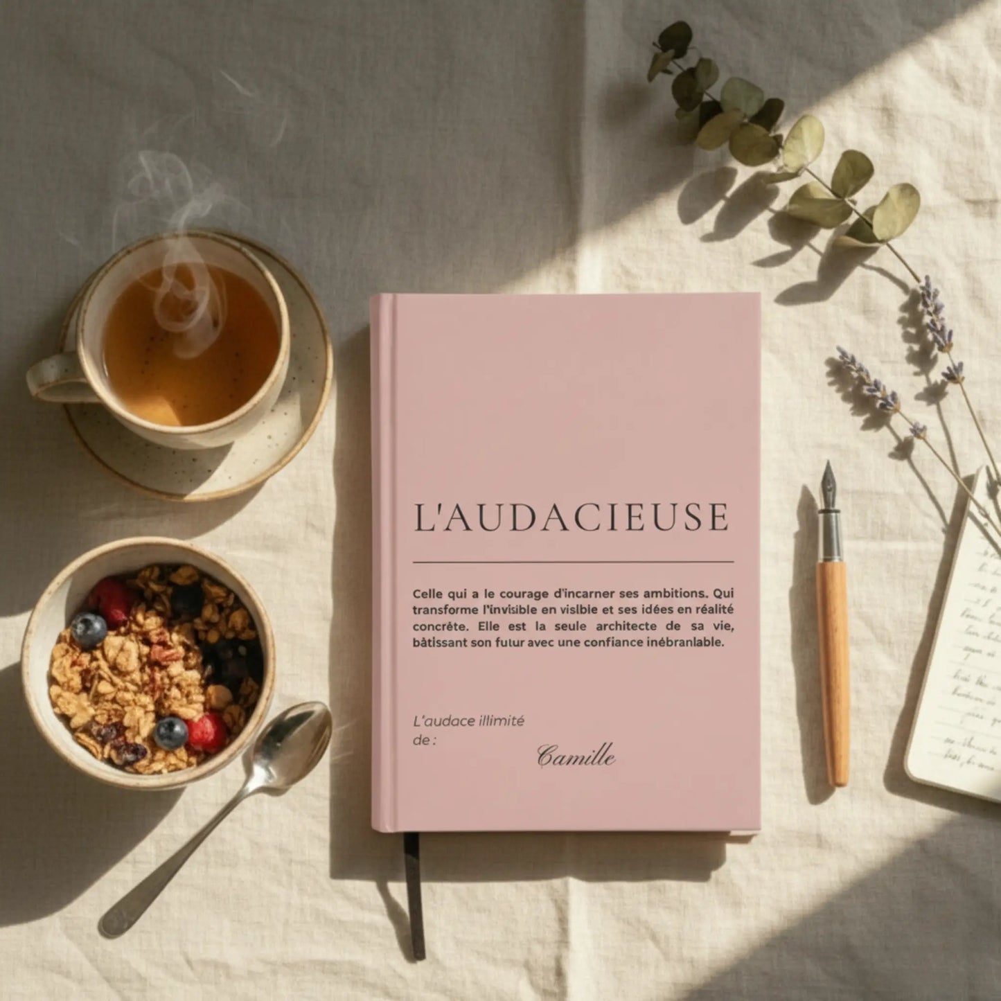 carnet d'écriture pour femme audacieuse pose sur un bureau pour ecrire