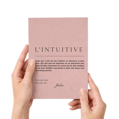 femme tenant son carnet d ecriture l'intuitive