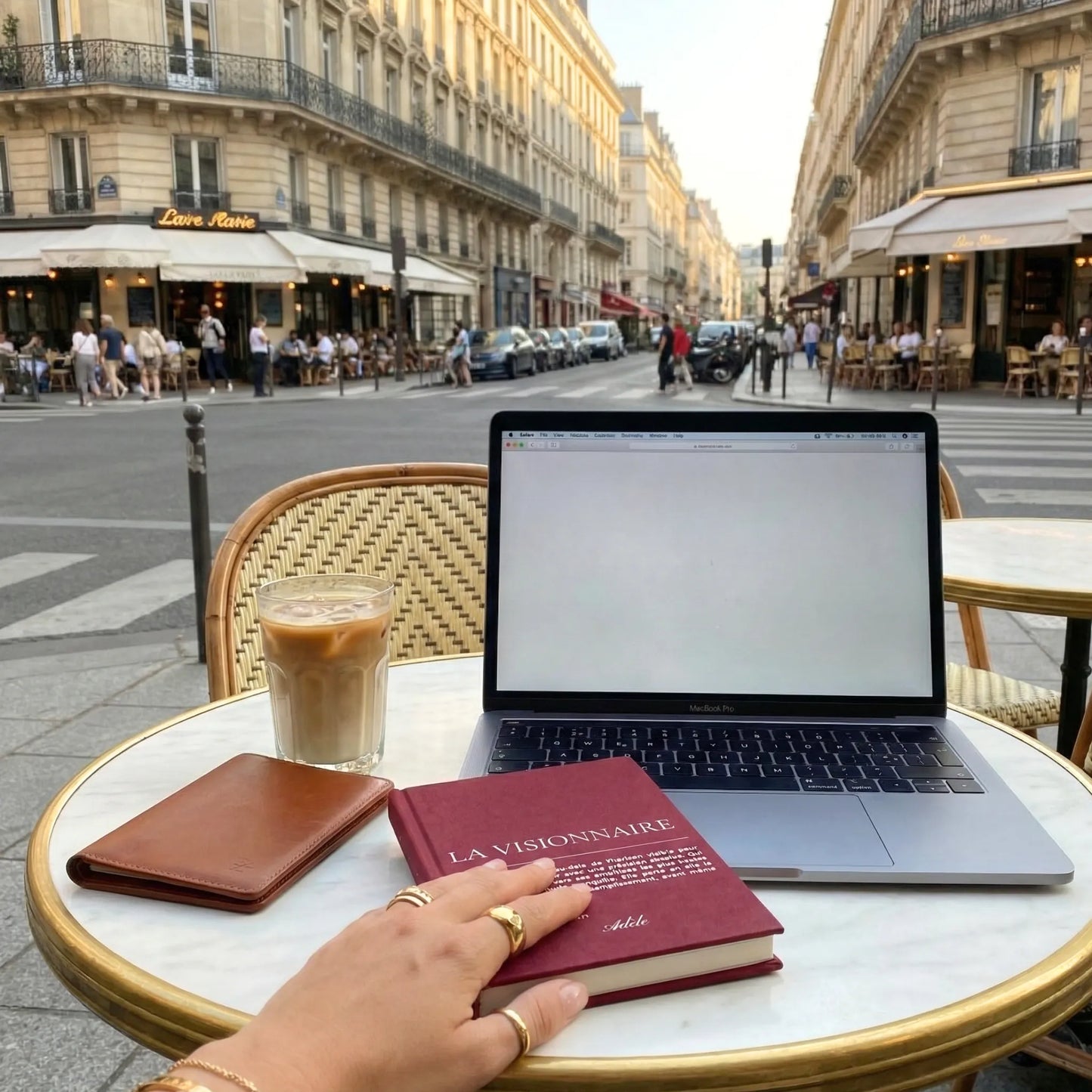 femme dans un cafe avec son cahier la visionnaire