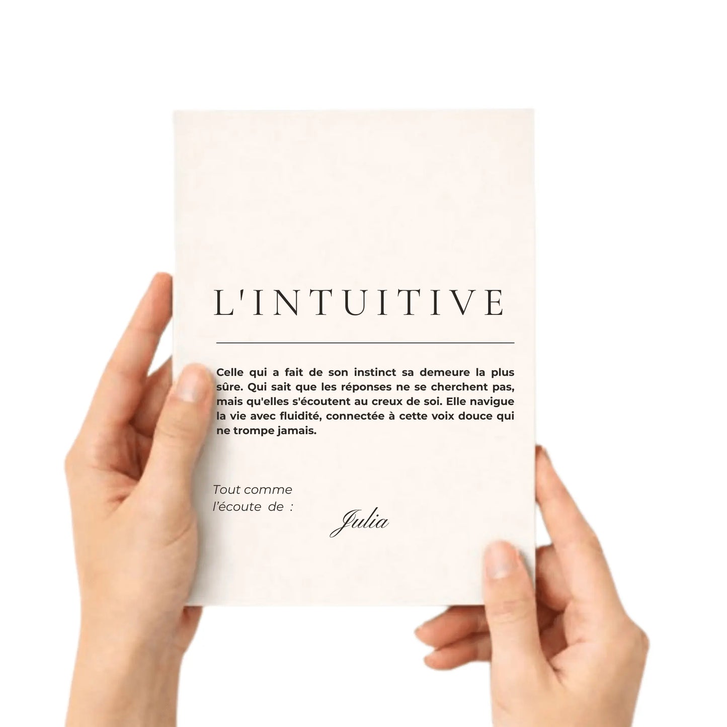 femme tenant son carnet de note premium l'intuitive