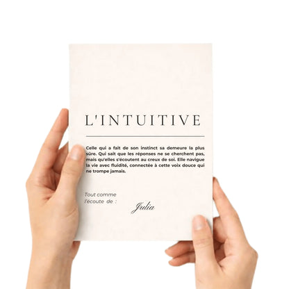 femme tenant son carnet de note premium l'intuitive