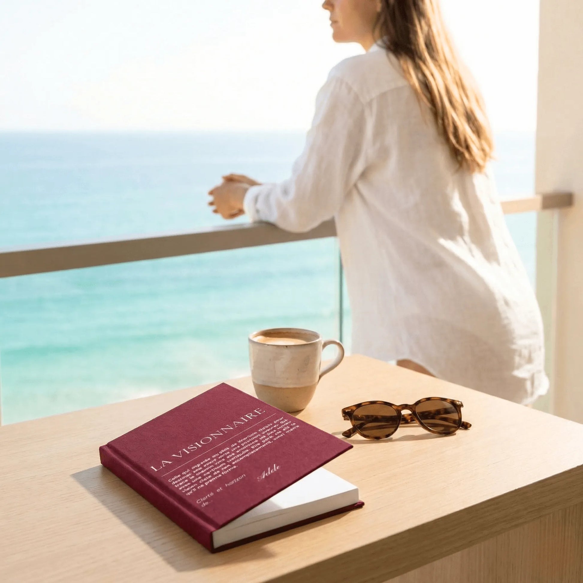 femme sur un bateau meditant avec son carnet la visionnaire