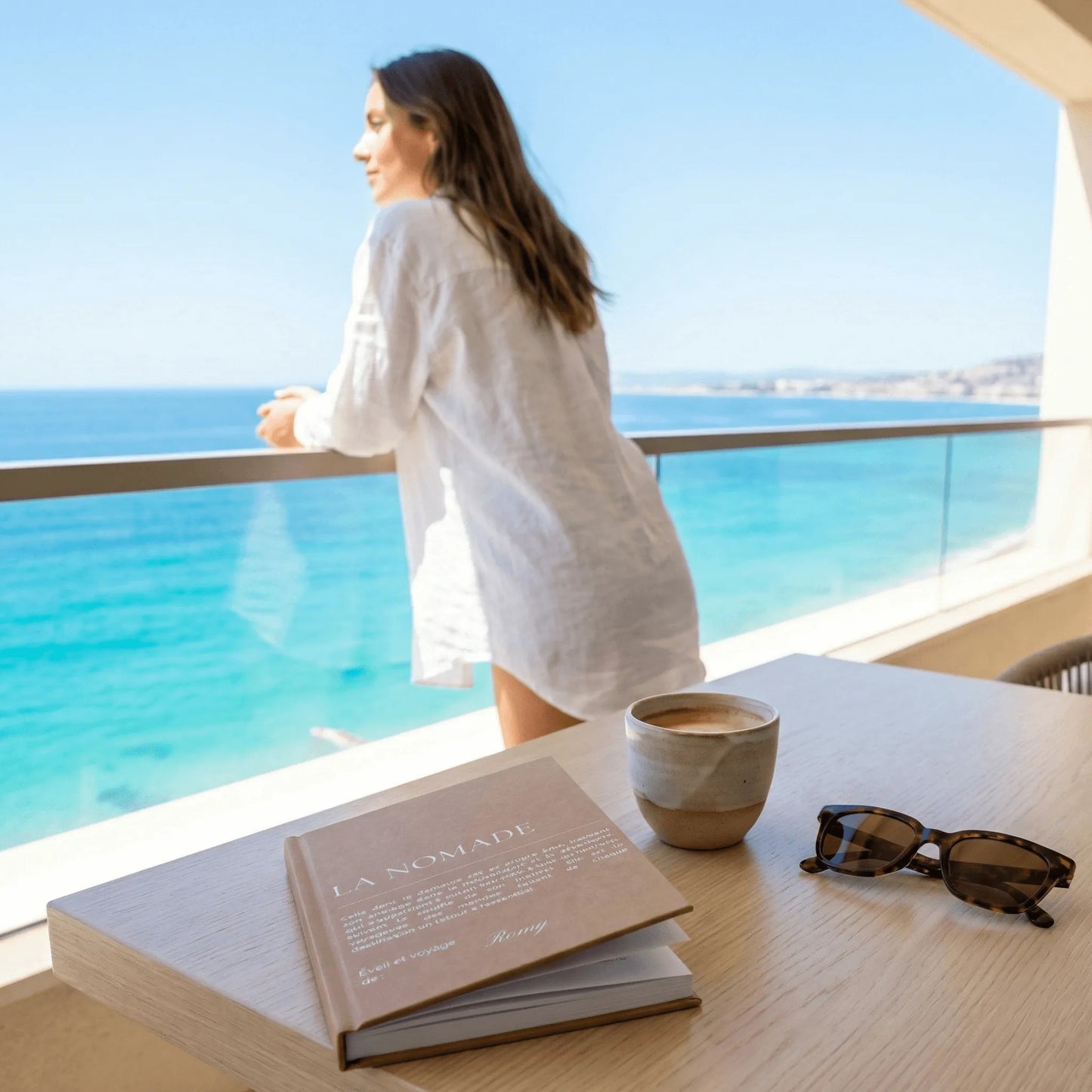 femme sur un bateau avec son carnet la nomade