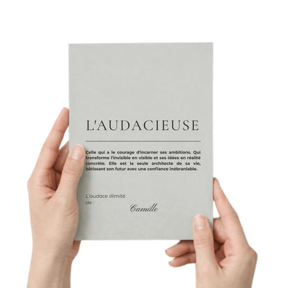 femme tenant dans ses mains le carnet de journaling rituel dancrage