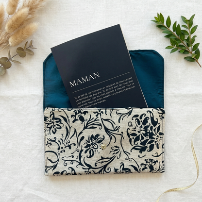 Carnet MAMAN glissé dans sa pochette artisanale lin coton Marine ouverte — coffret cadeau fête des mères à offrir