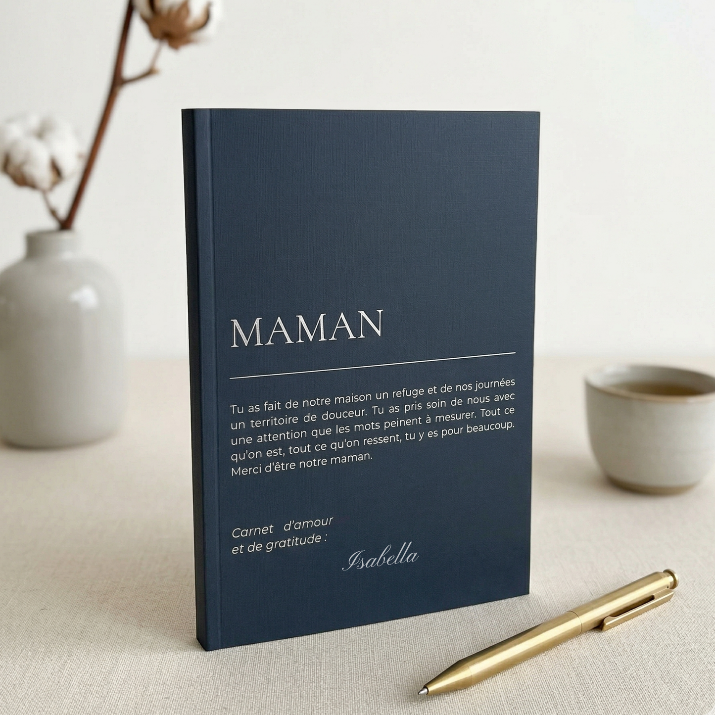 Carnet MAMAN personnalisé Marine posé avec stylo doré et fleurs de coton — cadeau unique personnalisé à son prénom
