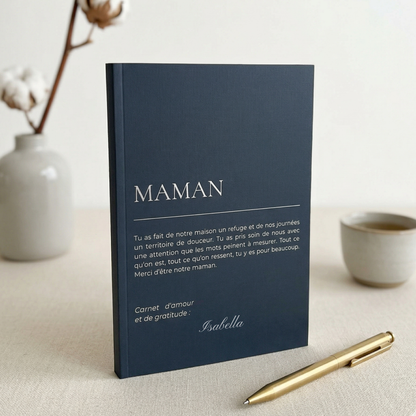 Carnet MAMAN personnalisé Marine posé avec stylo doré et fleurs de coton — cadeau unique personnalisé à son prénom