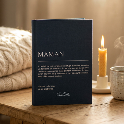 Carnet MAMAN personnalisé bleu nuit avec prénom Isabella, bougie allumée — ambiance intime cadeau maman personnalisé