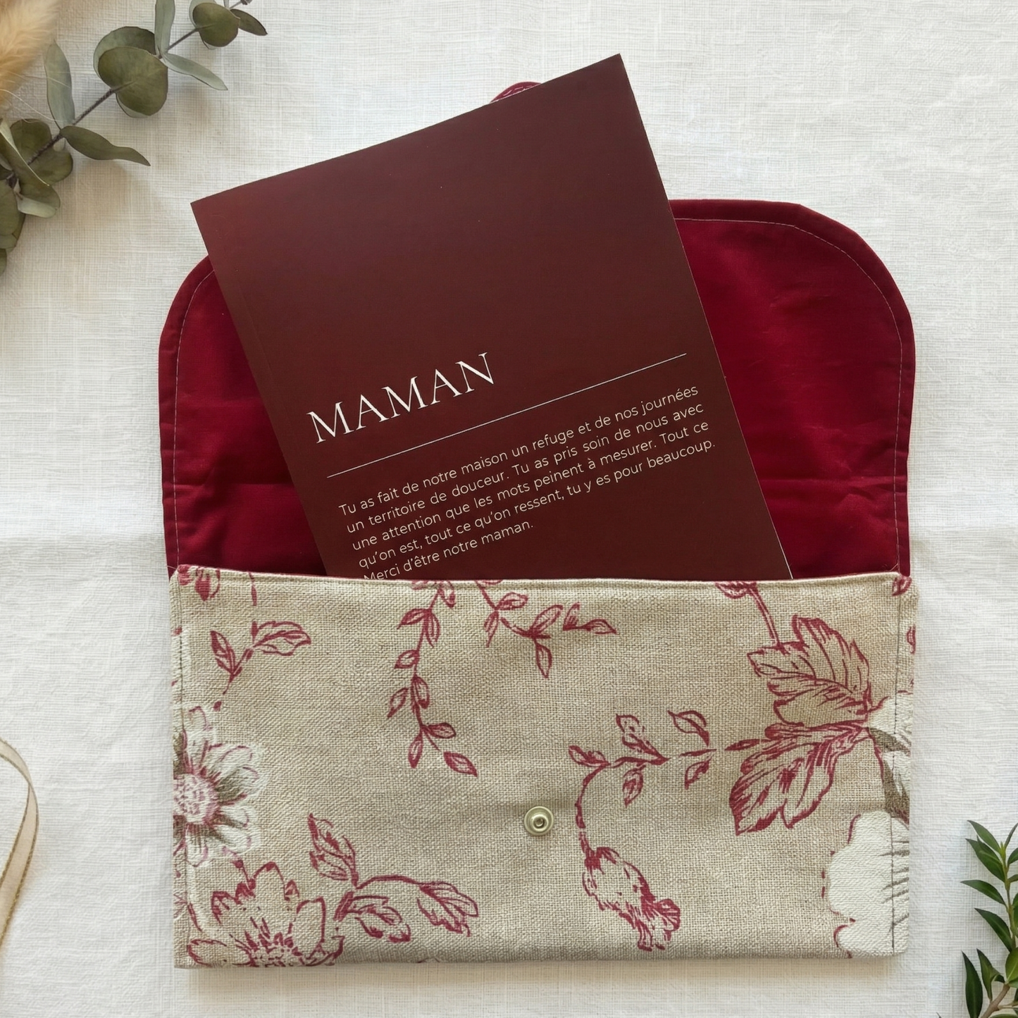 Carnet MAMAN personnalisé bordeaux glissé dans pochette artisanale Burgundy ouverte — coffret cadeau fête des mères