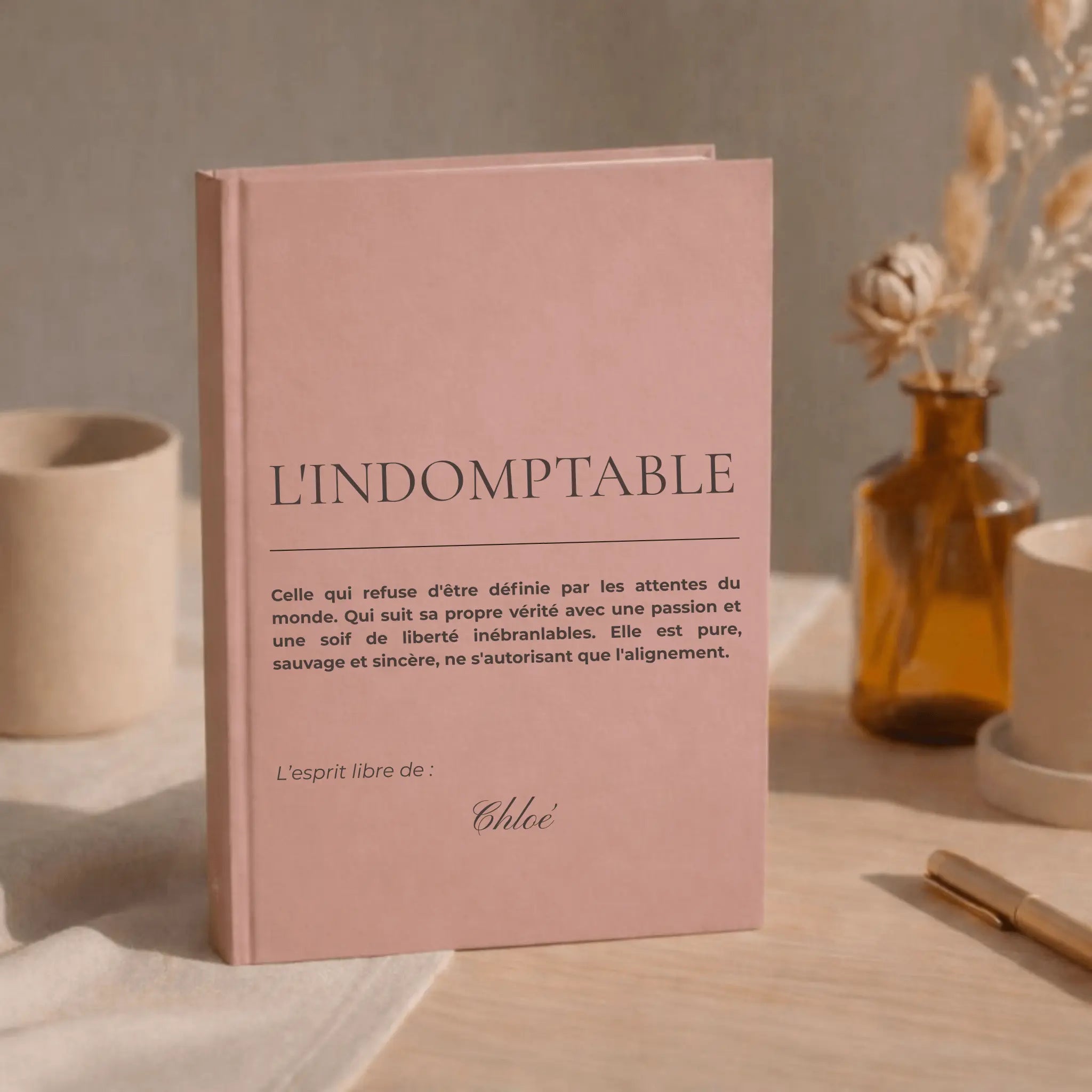 carnet personnalise femme indomptable presente debout sur un bureau couleur terracotta