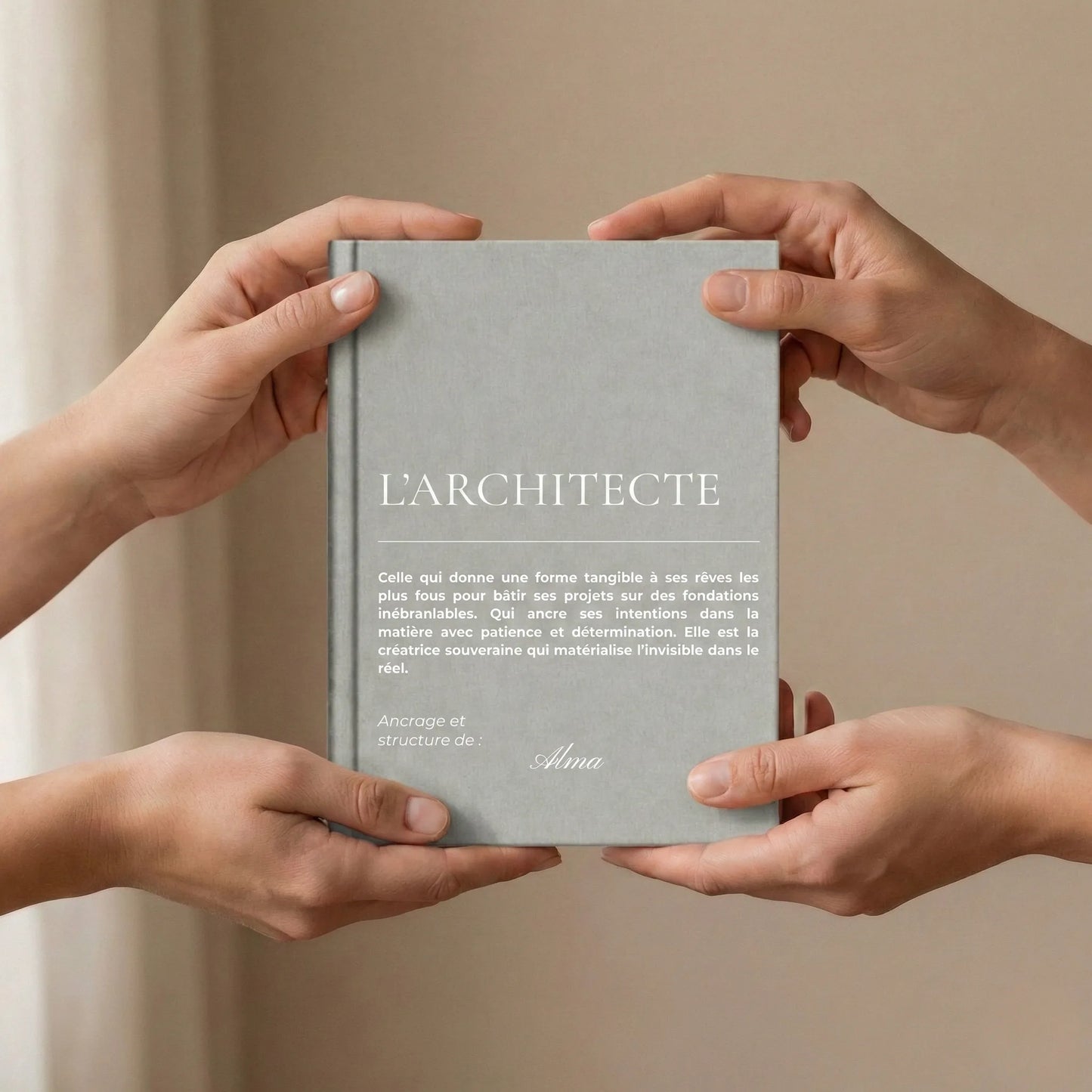 femme offrant le carnet personnalise architecte