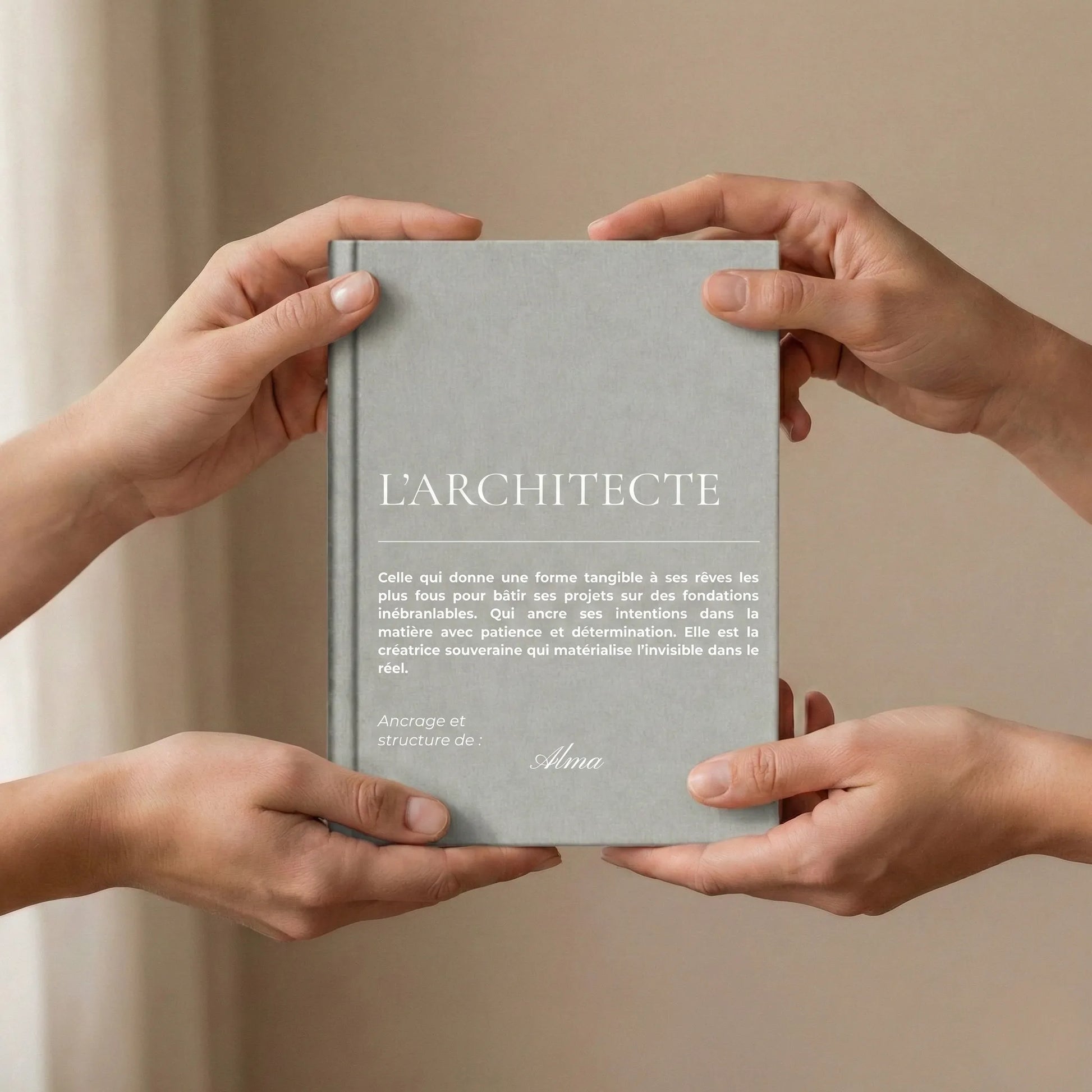 femme offrant le carnet personnalise architecte