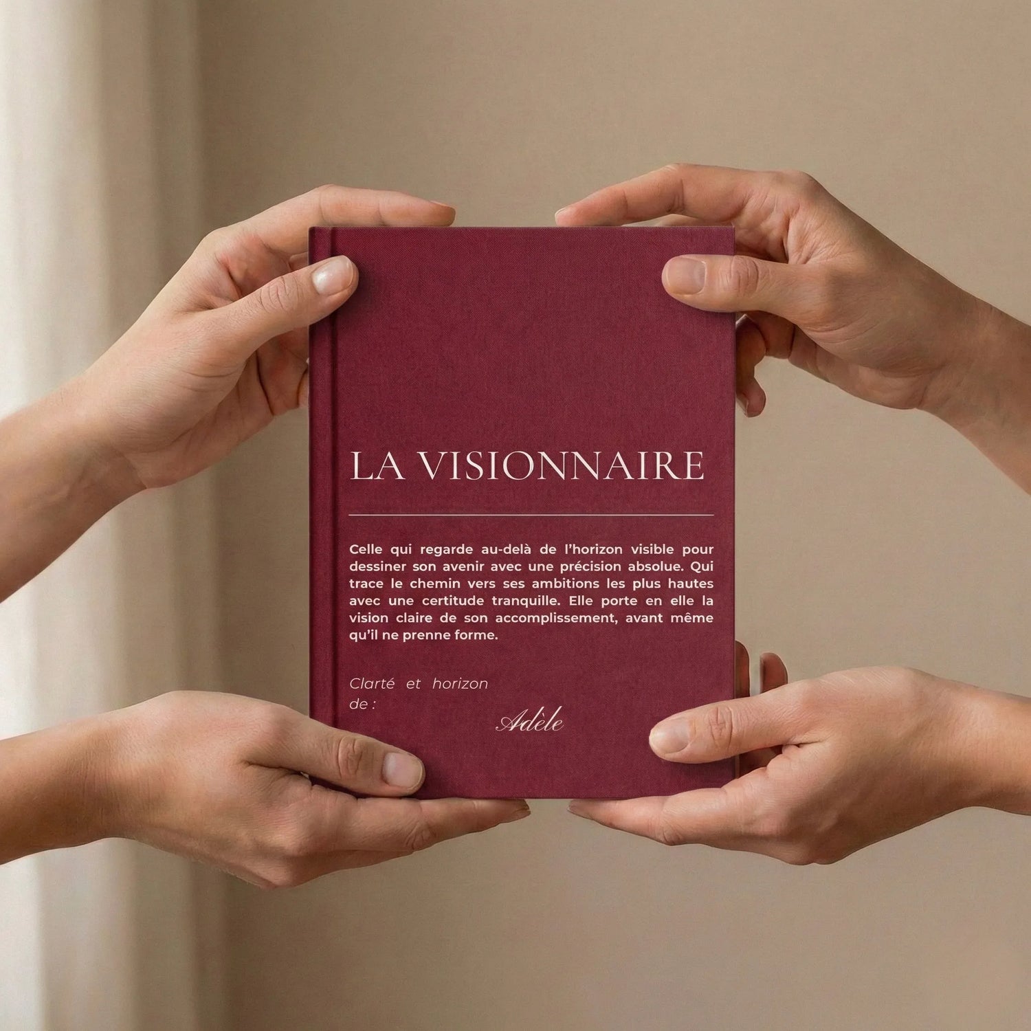 femme offrant le carnet de notes la visionnaire
