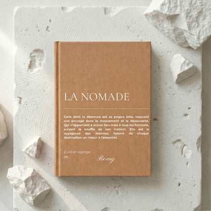 carnet la nomade posé sur un bloc de pierre blanc