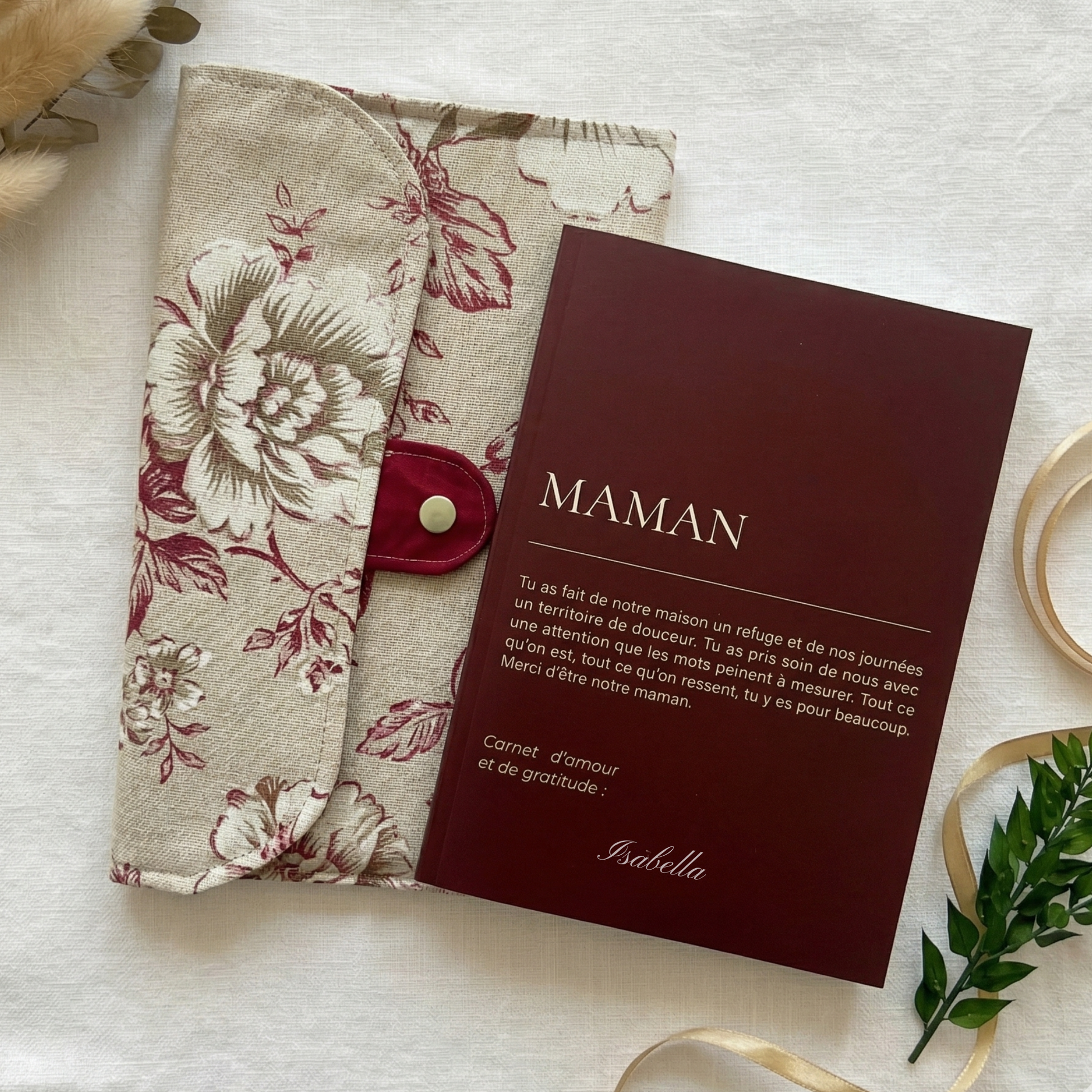 Flat lay carnet MAMAN personnalisé et pochette artisanale Burgundy bordeaux — coffret cadeau fête des mères original
