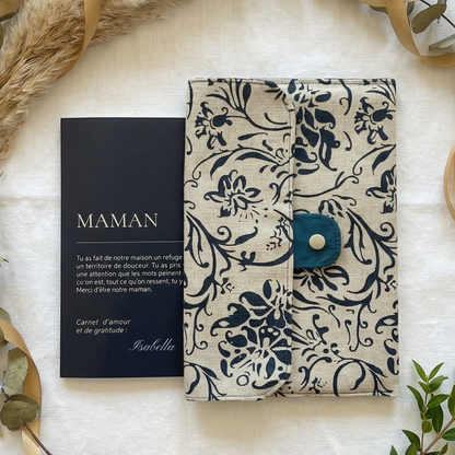 Flat lay carnet MAMAN personnalisé et pochette artisanale Marine fleurie — coffret cadeau fête des mères fait main France