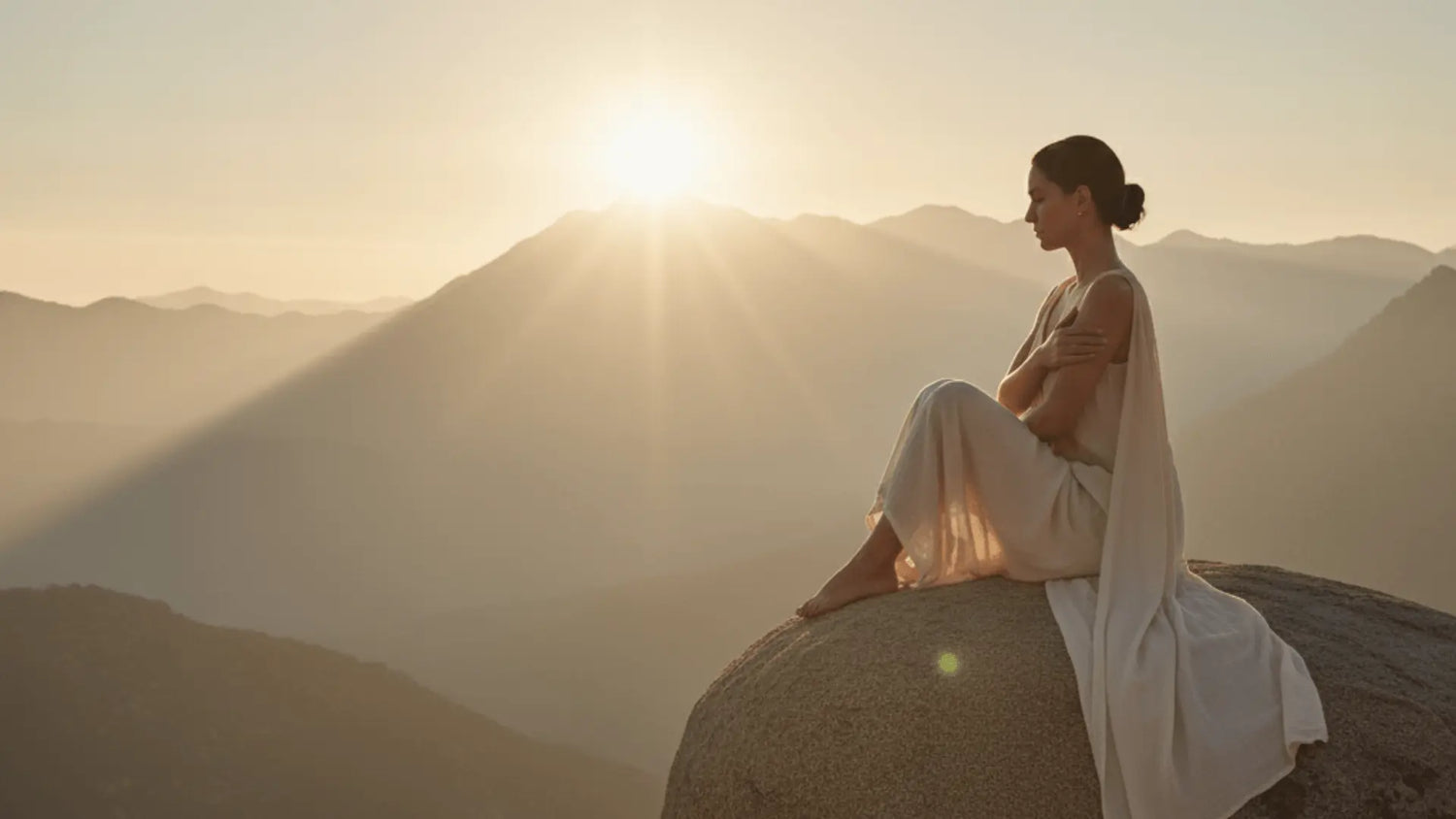 femme sur un rocher pratiquant son rituel d ancrage
