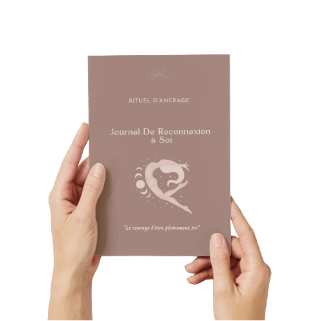 femme tenant dans ses mains le journal de reconnexion