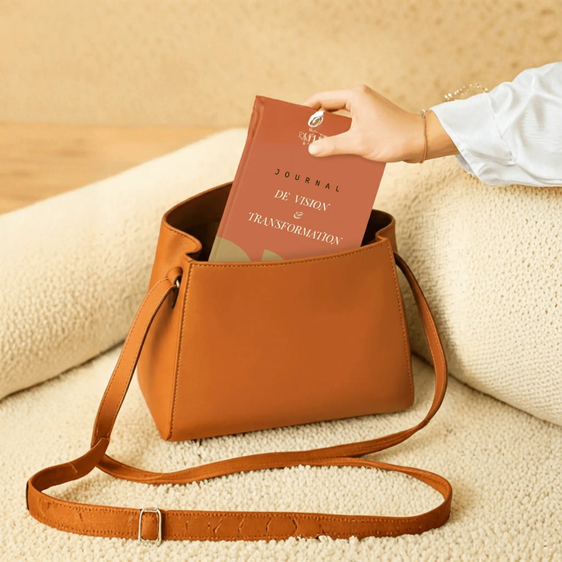 femme-range-dans-son-sac à main-son-journal-bien-etre