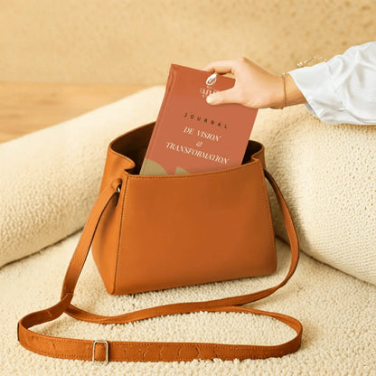 femme-range-dans-son-sac à main-son-journal-bien-etre