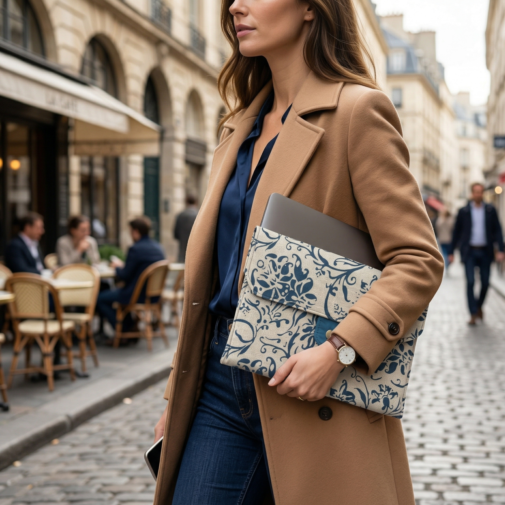 Femme élégante dans rue parisienne tenant la pochette artisanale lin Marine — cadeau fête des mères unique et raffiné
