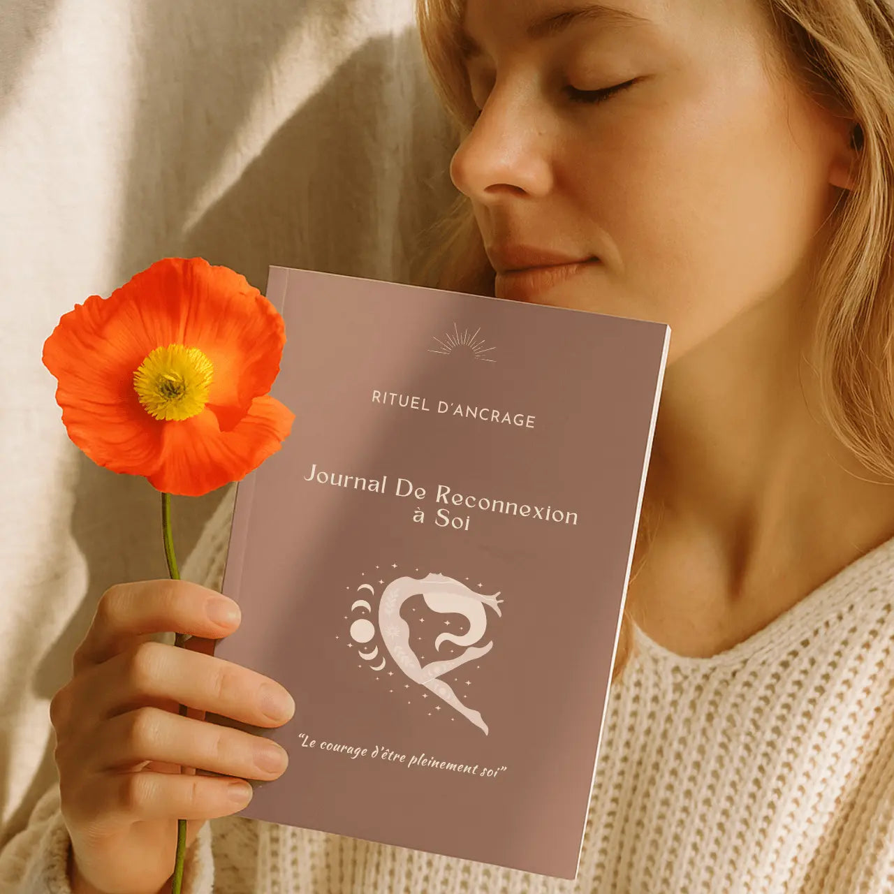 femme utilisant son journal de reconnexion dans sa main