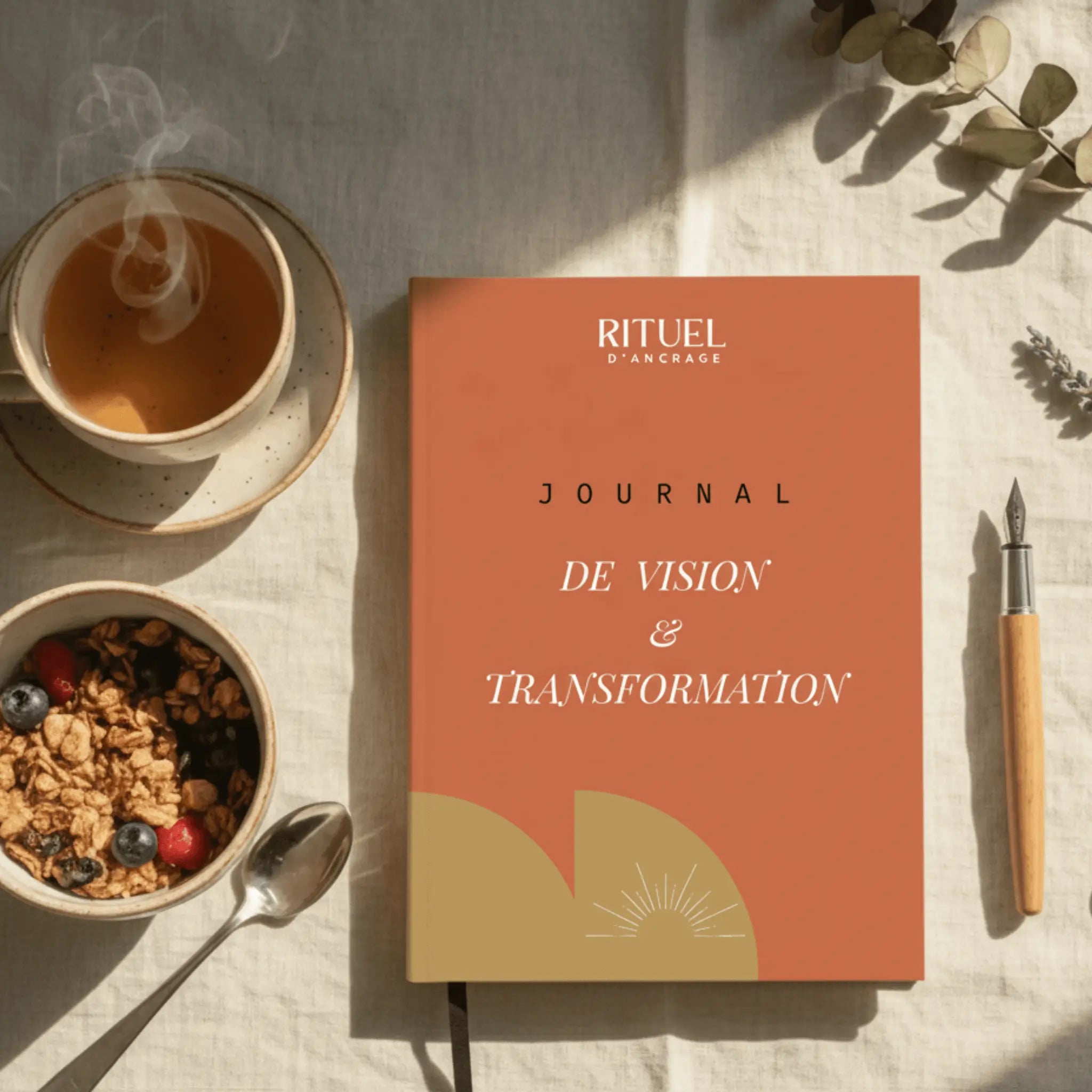 journal-de-vision-transformation-a-plat sur un bureau couleur terracotta avec un thé et un bol de céréale à côté