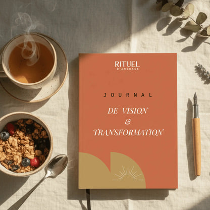 journal-de-vision-transformation-a-plat sur un bureau couleur terracotta avec un thé et un bol de céréale à côté