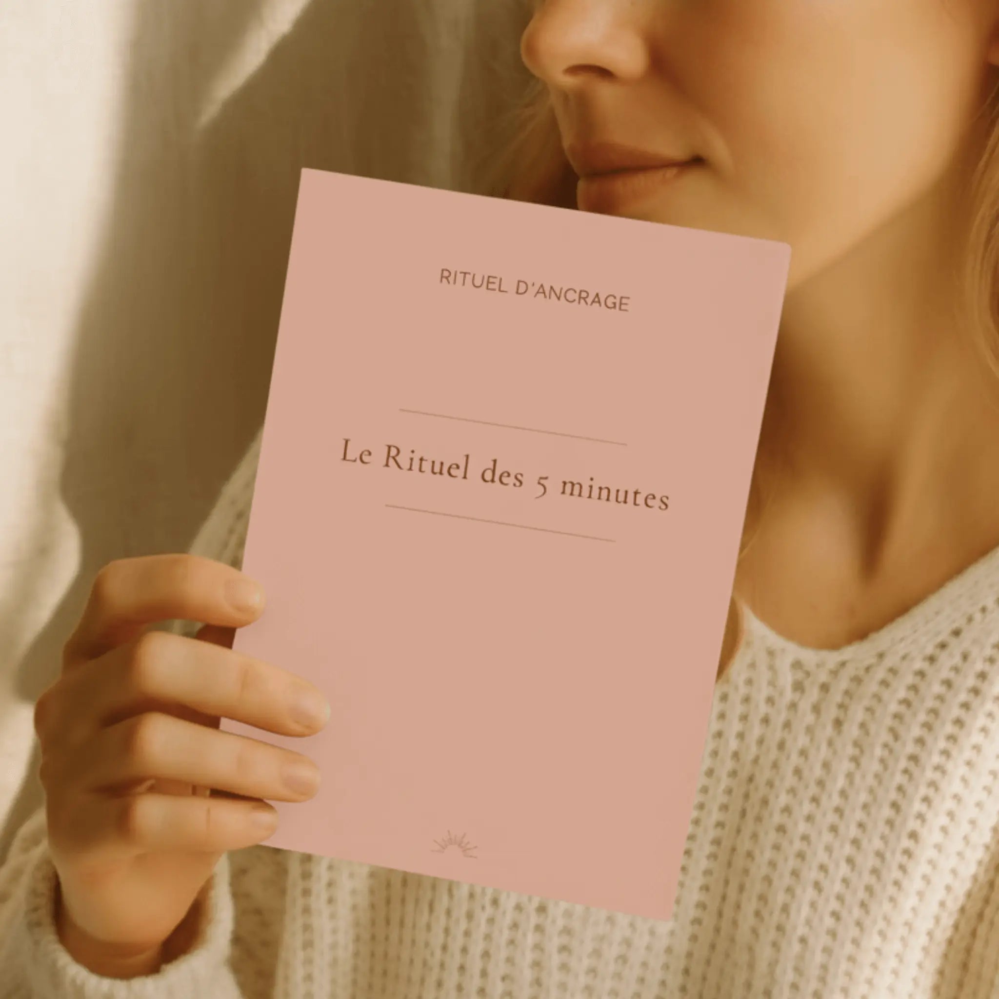 femme tenant le journal des 5 minutes